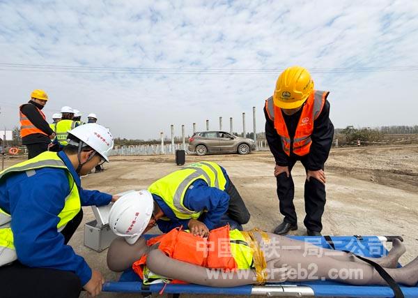 救援人員開展心肺復蘇救護
